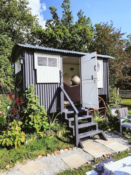Shepherds Hut With Alpaca Views — Emsworth
