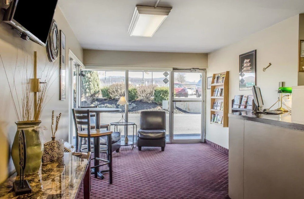 Econo Lodge Northeast - photo 3