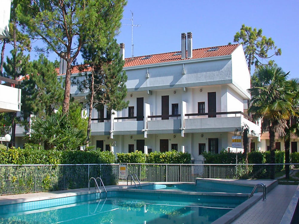 Relaxing Villa With Shared Pool — 4-Star Luxury Hotel in Lignano Sabbiadoro, Italy