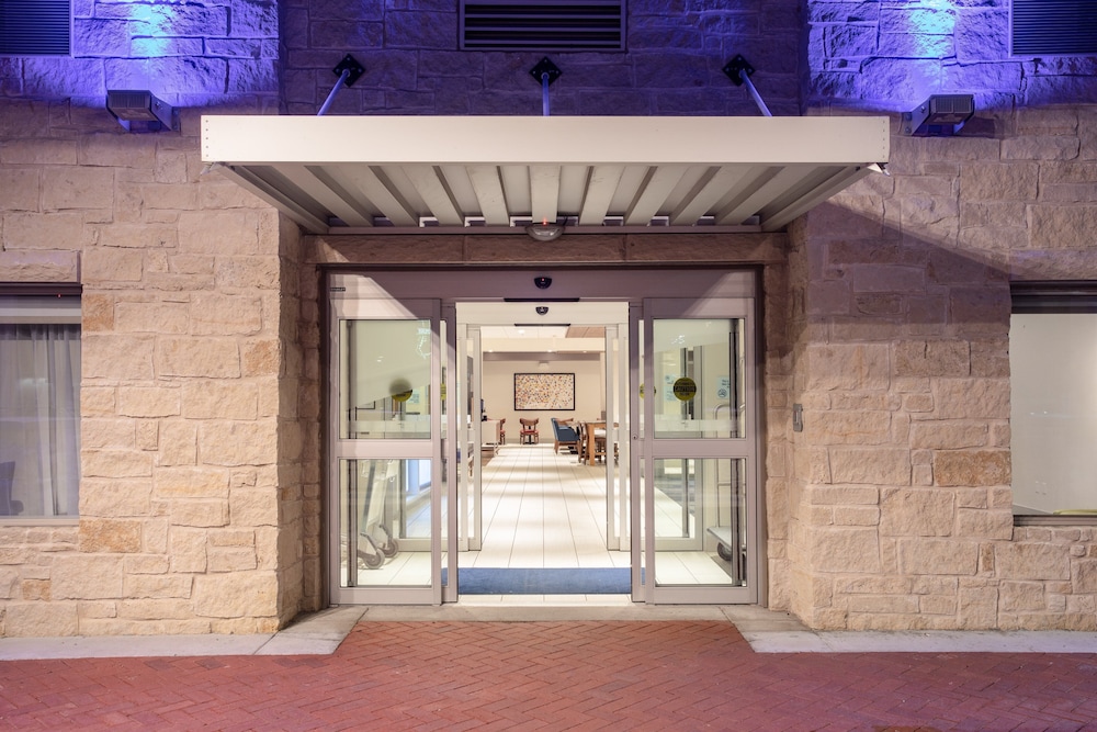 Holiday Inn Express & Suites Manhattan by IHG - photo 38