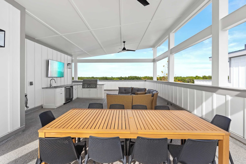Sea Dweller by Avantstay Rooftop Spa Gulf View Golf Cart Pool - photo 45
