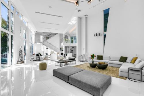 Villa Loggia Oasis Luxurious 6BD 7BA with Resort Style Pool - photo 41