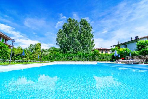 Balcone Vista Lago Dimora Aurelia con Piscina — 4-Star Luxury Hotel in Desenzano Del Garda, Italy
