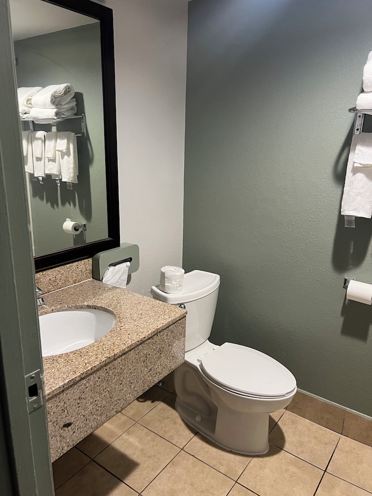 Quality Inn & Suites Cincinnati Uptown Norwood - photo 20