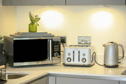 Snuggle Inn Riverside Apartments Views Over looking London River Thames Close to O2 Arena London Excel London City Airport Thames Clipper River Boat Service Woolwich Ferry Onsite parking TWIN ROOM OPTION available — 4-Star Luxury Hotel in London, United Kingdom