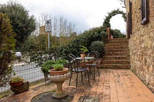 Enchanting Flat with Patio in Abbadia a Isola — 4-Star Luxury Hotel in Monteriggioni, Italy
