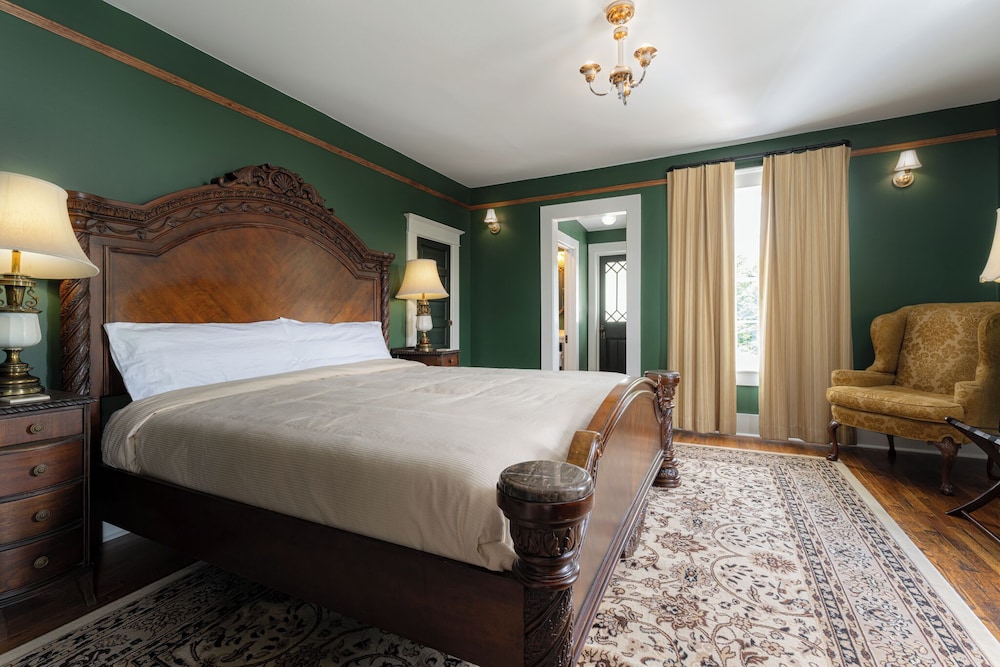The NuWray Hotel & Carriage House - photo 17