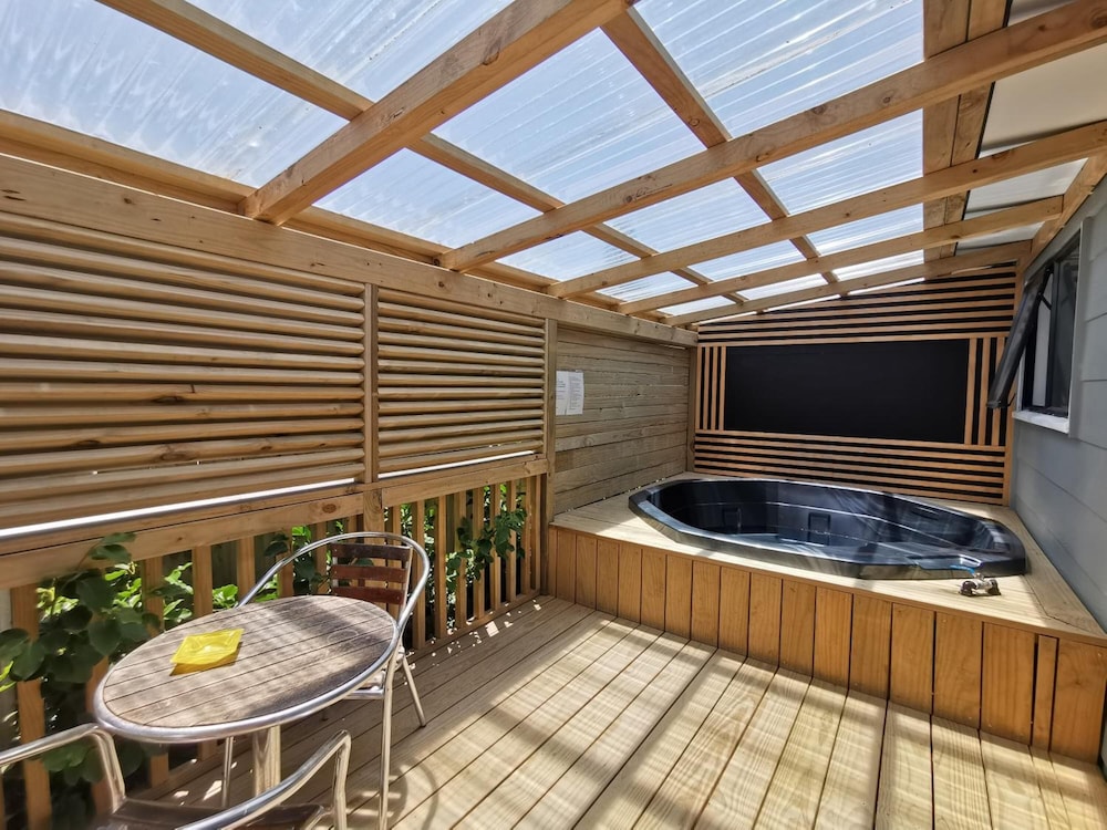Parakai Geothermal Motel — 4-Star Luxury Hotel in Parakai, New Zealand