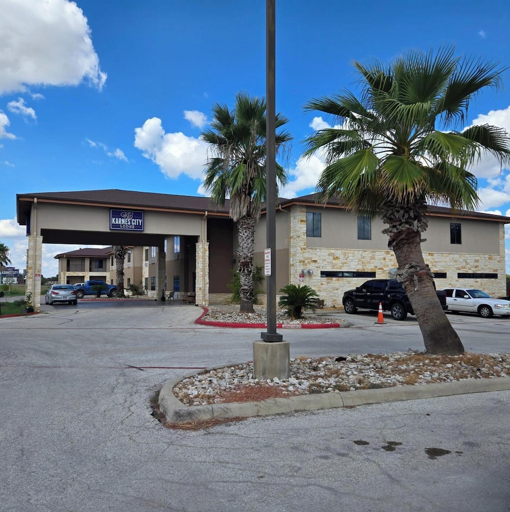 Karnes City Lodge By OYO Hwy 181 - photo 2