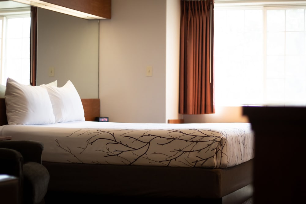 Monument Inn & Suites - photo 16
