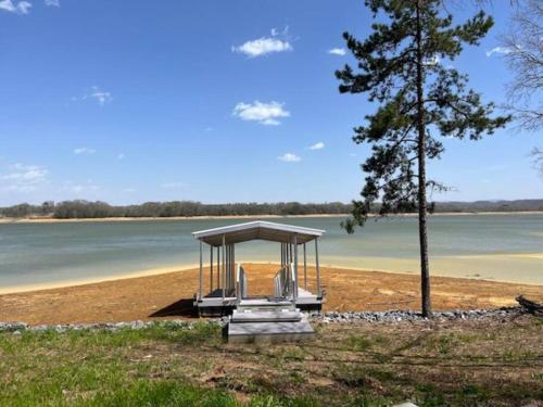 Amazing New House Waterfront Getaway Boat Dock — 4-Star Luxury Hotel in Dandridge, United States