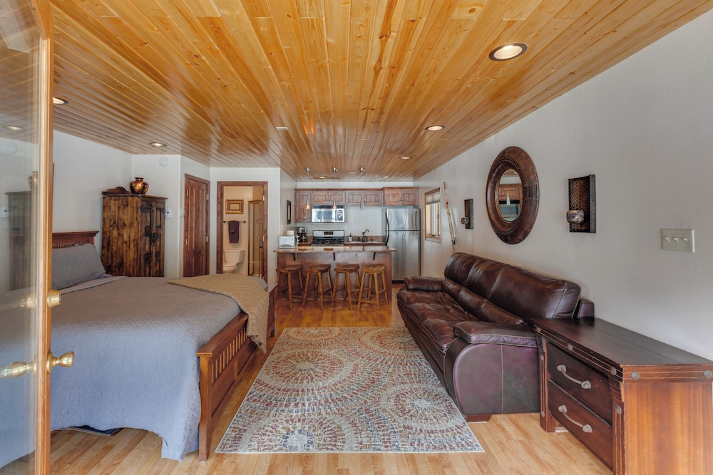 Cozy Streamside Studio 2 Mi to Taos Ski Resort - photo 6