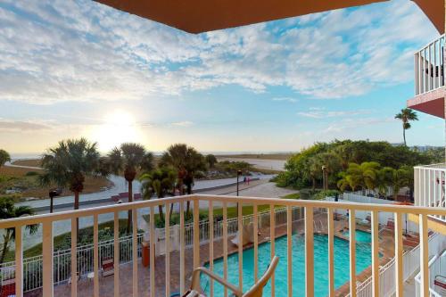 302 Surf Beach Resort - last minute hotel in Saint Pete Beach