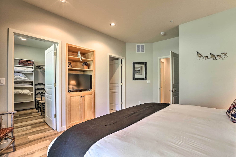 Bend Townhome with Golf Course Views And Private Deck — 4-Star Luxury Hotel in Bend, United States