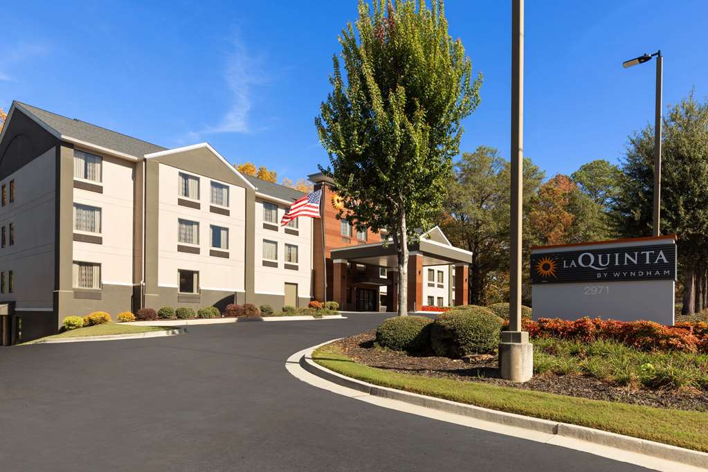 La Quinta Inn & Suites by Wyndham Snellville Stone Mountain - photo 4