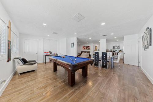 Vegas Getaway: Central 1 story Private Pool Game Room