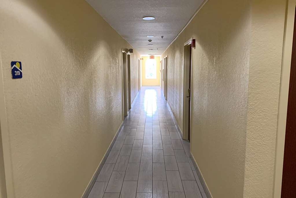 Days Inn & Suites by Wyndham Tampa Raymond James Stadium - photo 65