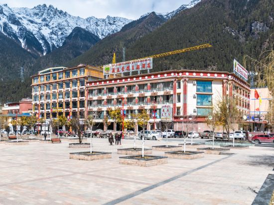 Tibetan Landscape Theme Hotel in Zhamog, People's Republic of China