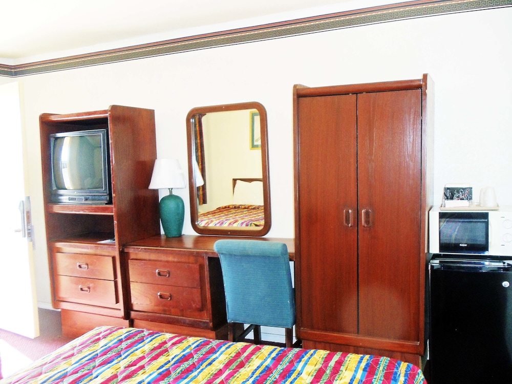 Antlers Budget Inn - photo 9