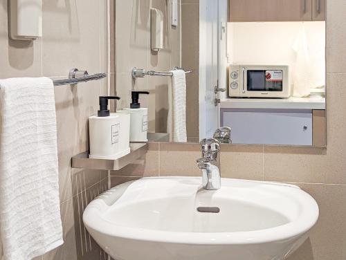 Bright & Cozy Studio Condo in Commonwealth UP Diliman — 4-Star Luxury Hotel in Manila, Philippines