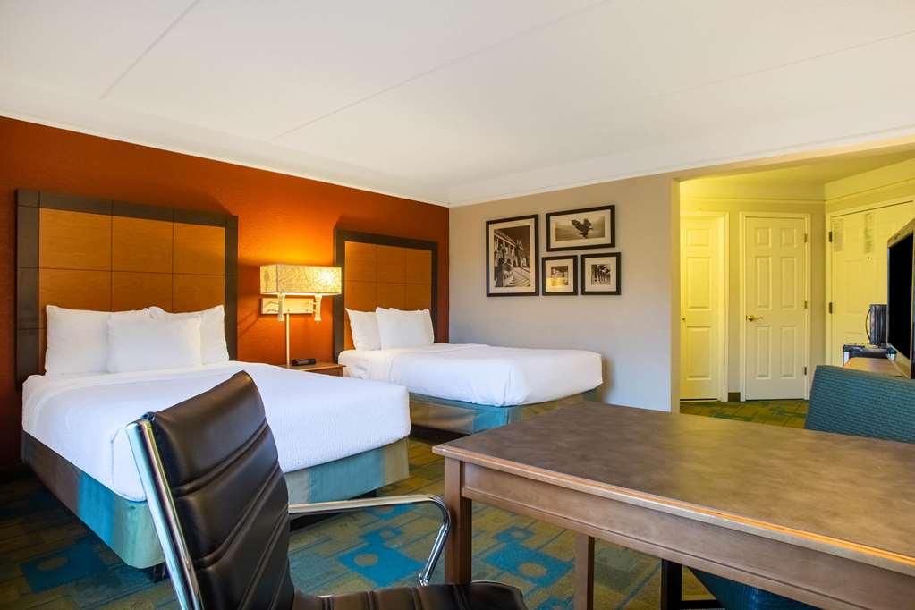 La Quinta Inn & Suites by Wyndham Charlotte Airport South - photo 17