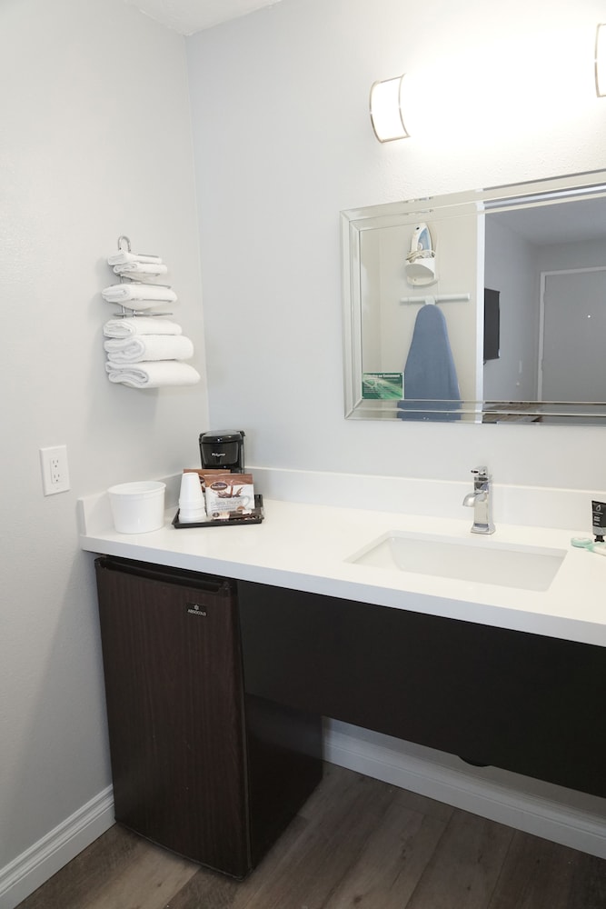 Riverleaf Inn Mission Valley - photo 18