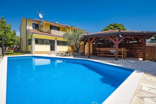 Villa Lara — 4-Star Luxury Hotel in None, Croatia