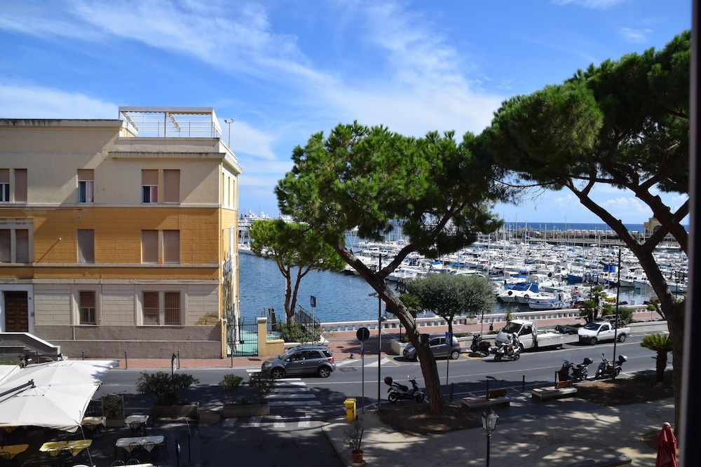 Sunrise Apartment Seaview — 4-Star Luxury Hotel in Imperia, Italy