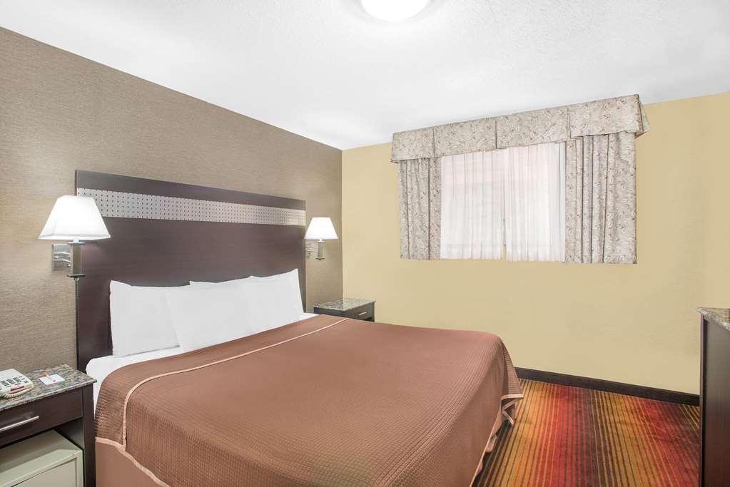 Howard Johnson by Wyndham North Bergen - photo 11