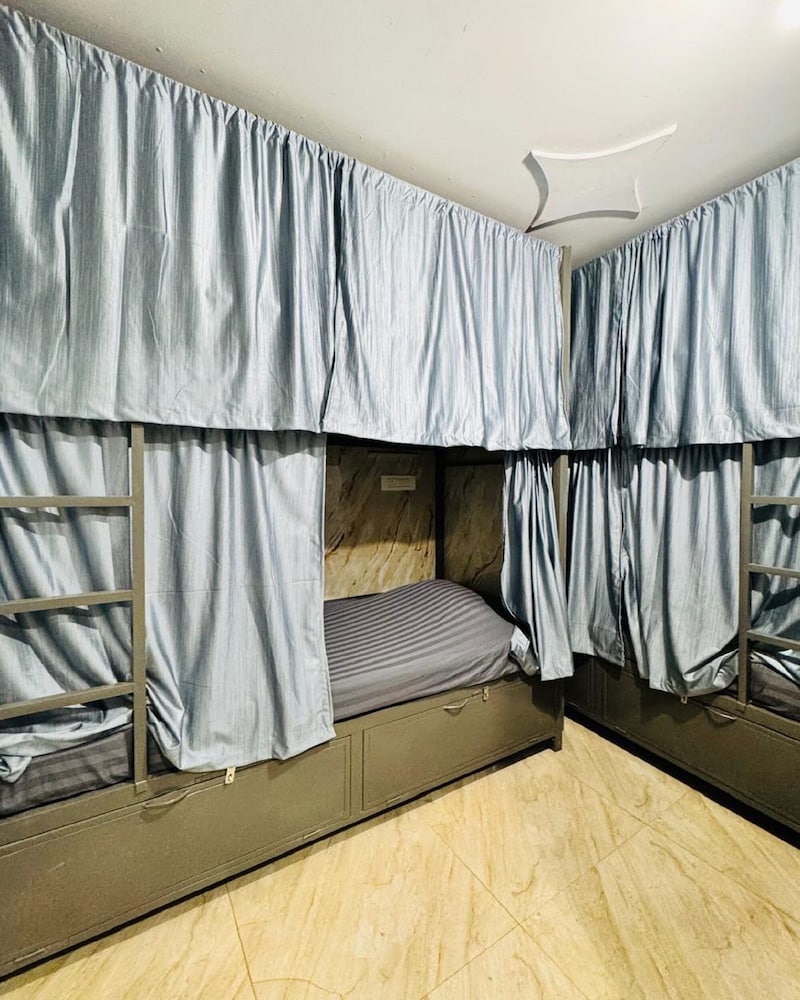 Blue Top Dormitory - carbon neutral hotel in Mumbai