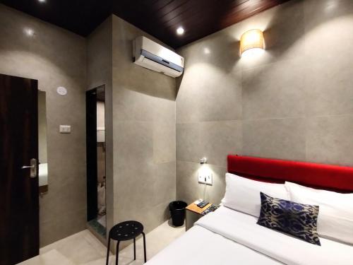 Hotel Eros Nr Airport T2
