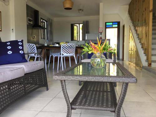 Bougainvillas Seychelles — Anse Royale — photo 2