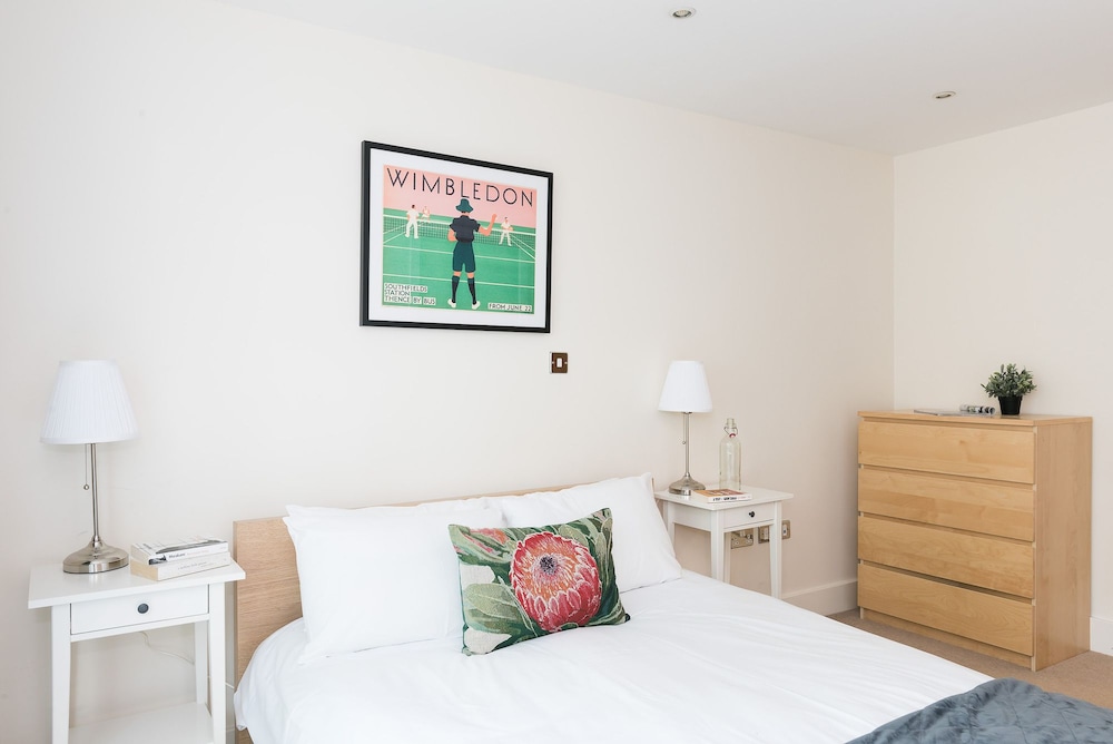 Spacious 2 Bed Battersea High Street — 4-Star Luxury Hotel in London, United Kingdom