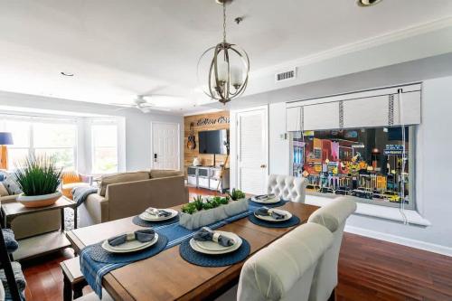 Walk To Broadway Charming Modern Historic Townhome — 4-Star Luxury Hotel in Nashville, United States