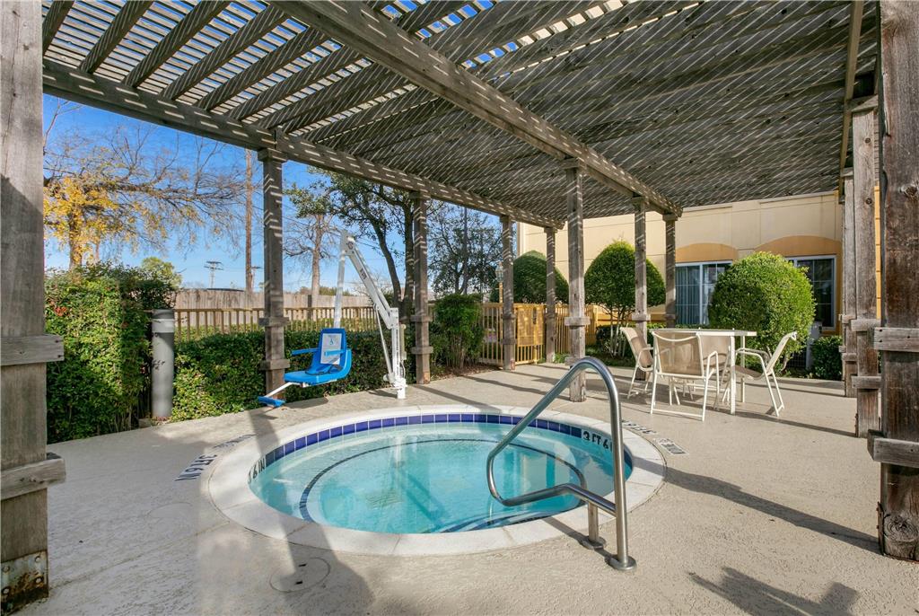 La Quinta Inn & Suites by Wyndham DFW Airport South Irving - photo 4