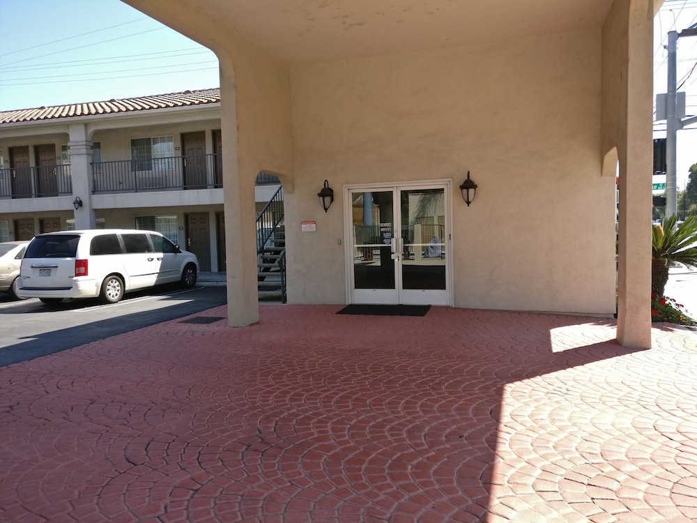 Burbank Inn and Suites - photo 20