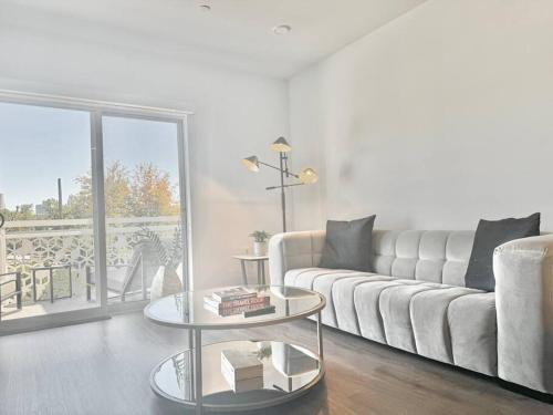 Silver Lake Stylish Penthouse One Bdrm with Parking included — 4-Star Luxury Hotel in Los Angeles, United States