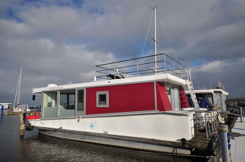 Hausboot Im Stadthafen In Ribnitz Damgarten — Ribnitz Damgarten
