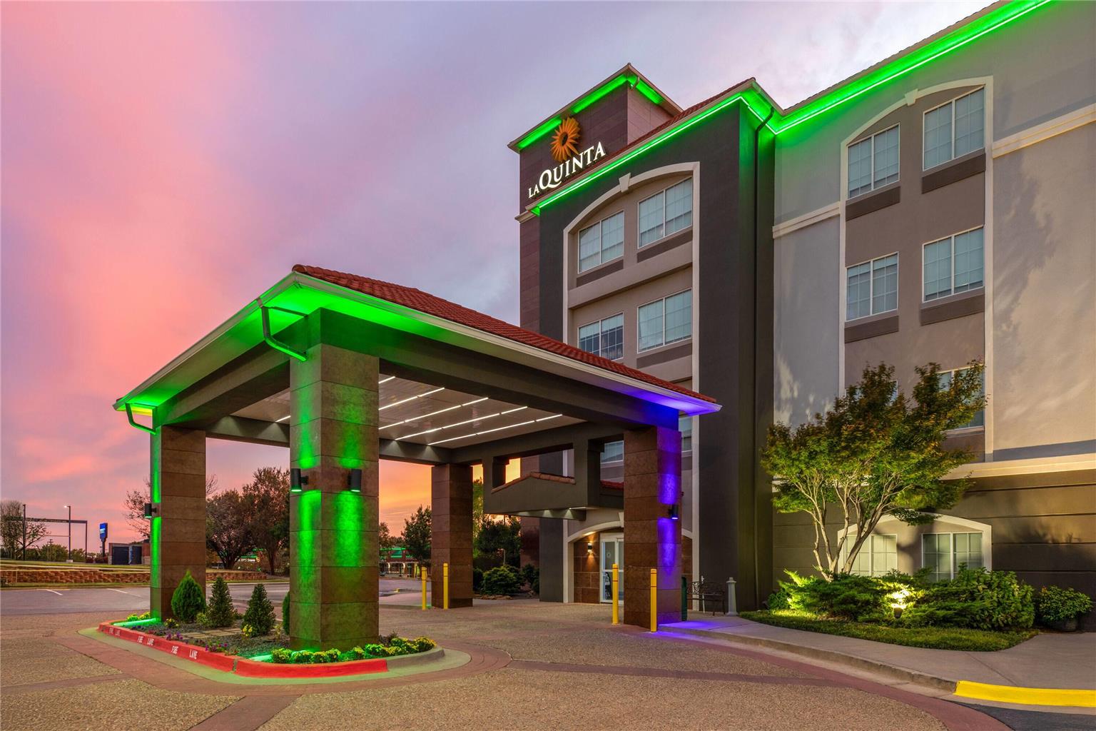 La Quinta Inn & Suites by Wyndham Oklahoma City Moore - photo 3