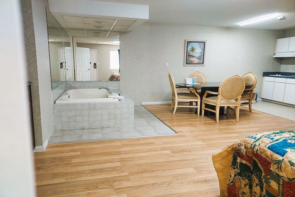 Studio Inn & Suites - photo 14