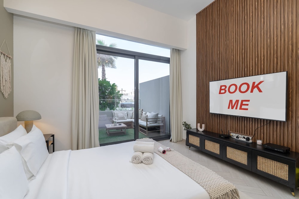 Fashionable loft with catamaran net in JVC — 4-Star Luxury Hotel in Dubai, United Arab Emirates