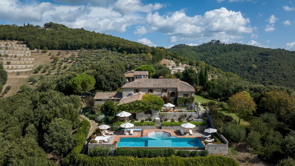 Scandelaia 12 Emma Villas — 4-Star Luxury Hotel in Castelnuovo Berardenga, Italy