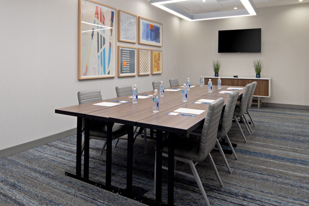 Holiday Inn Express & Suites Valencia Santa Clarita by IHG - photo 43