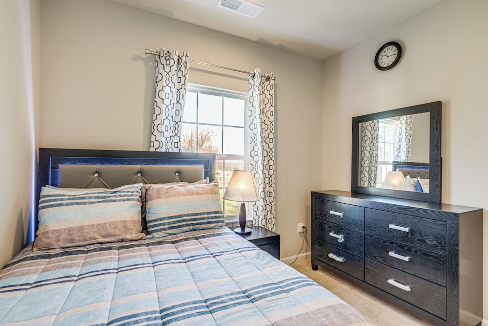 30 Mi to Downtown DC: Charming Dale City Townhome — 4-Star Luxury Hotel in Woodbridge, United States