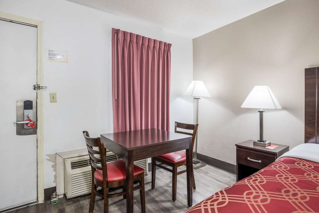 Econo Lodge Cameron - photo 11