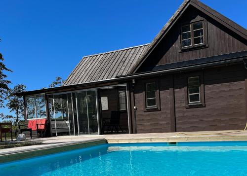 Kustnära hus med utsikt över havet och karlsöarna in Klintehamn, Sweden