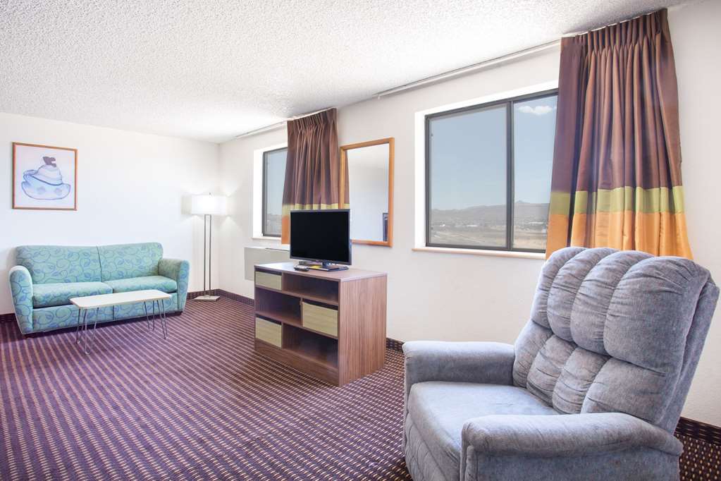 Super 8 by Wyndham Kingman - photo 12