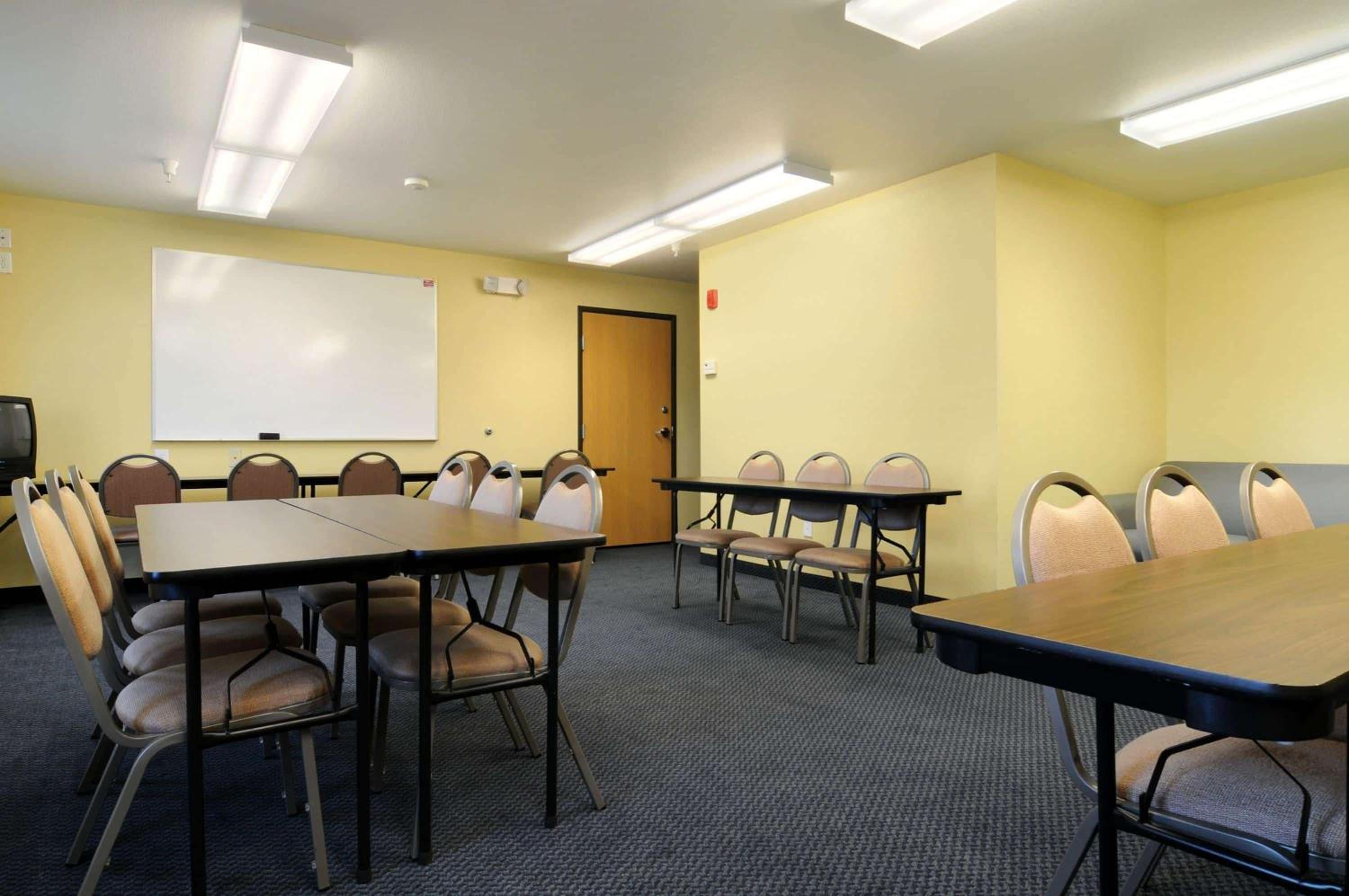 Microtel Inn & Suites by Wyndham Huntsville - photo 12