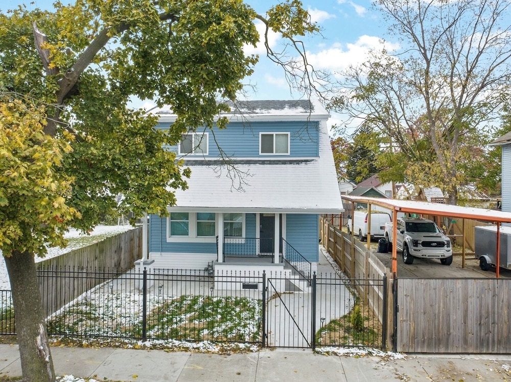 Stylish Family Retreat 10 Guests & Parking in Detroit, United States