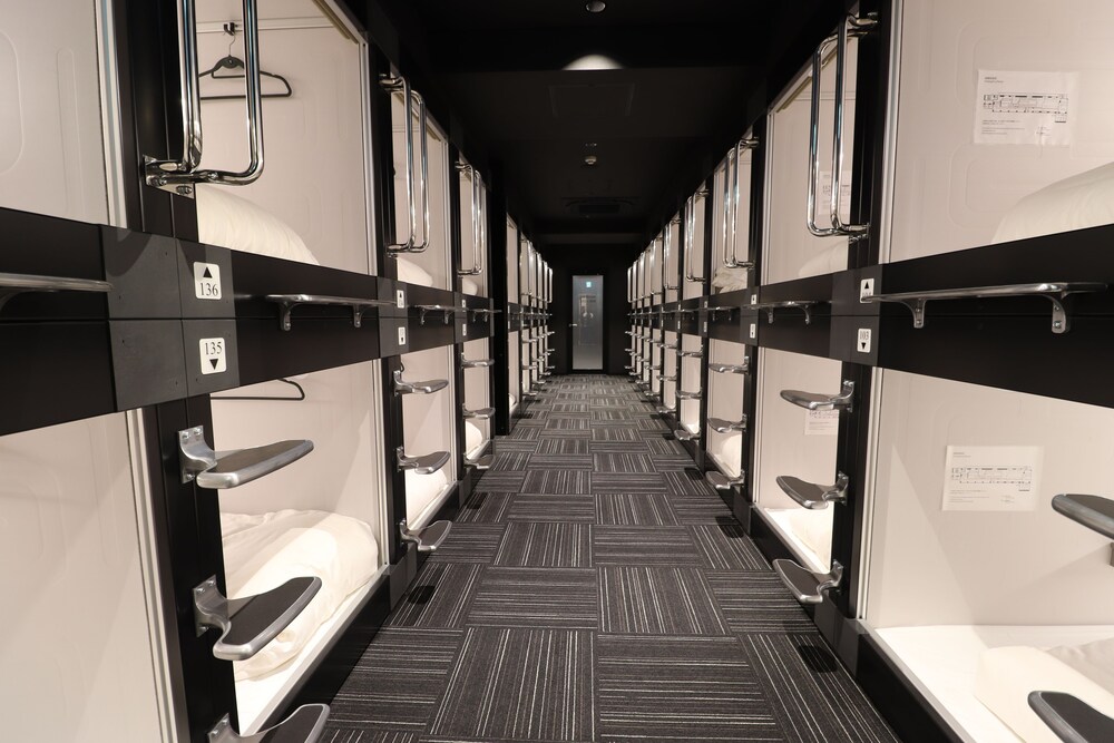 Leo Yu Capsule Hotel Nishi Funabashi — 5-Star Luxury Hotel in Funabashi, Japan